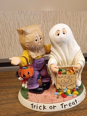 Adorable Vintage 1999 Zingle Berry Trick Or Treat Collectible Figurine